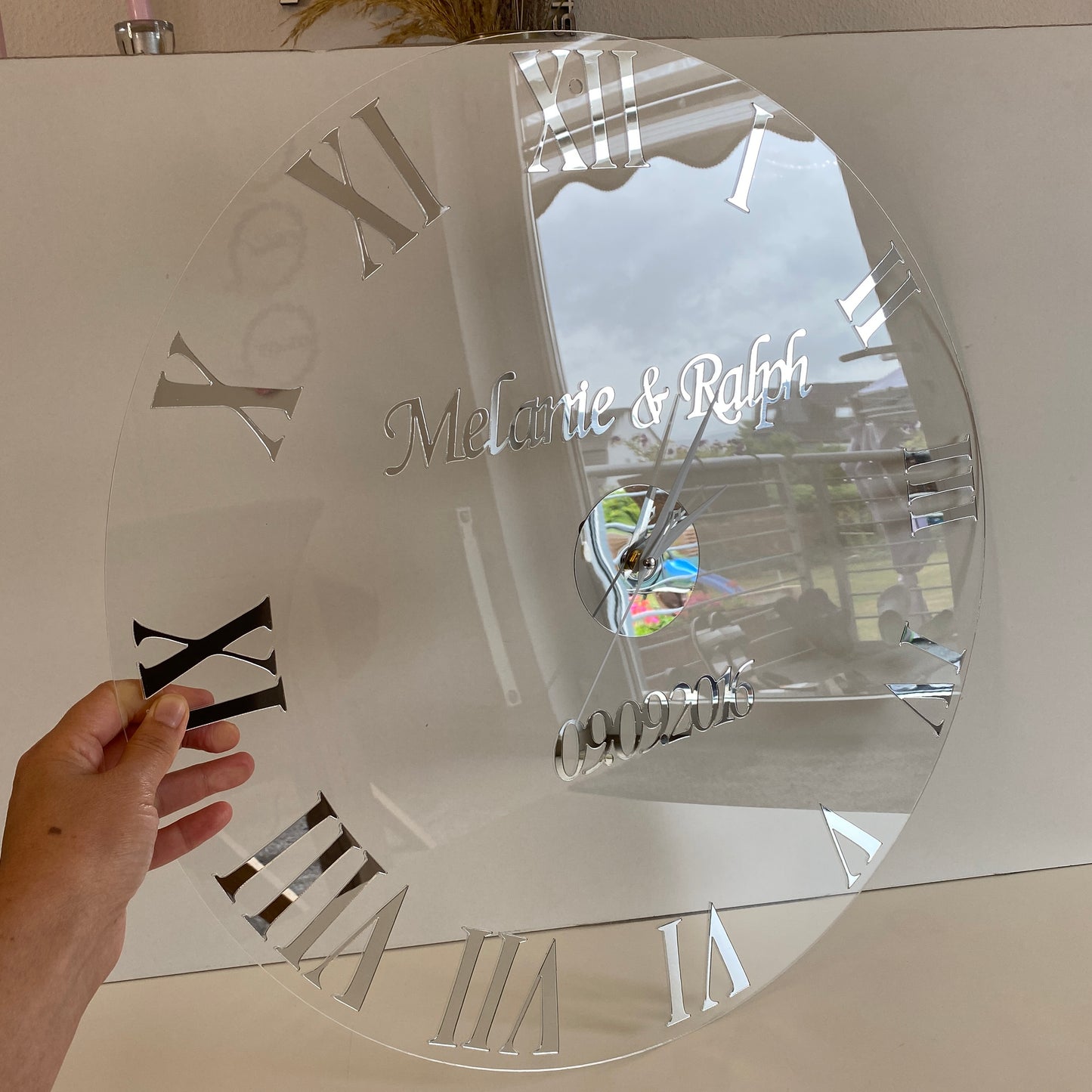 Wanduhr mit Namen in Transparent - Römische Zahlen