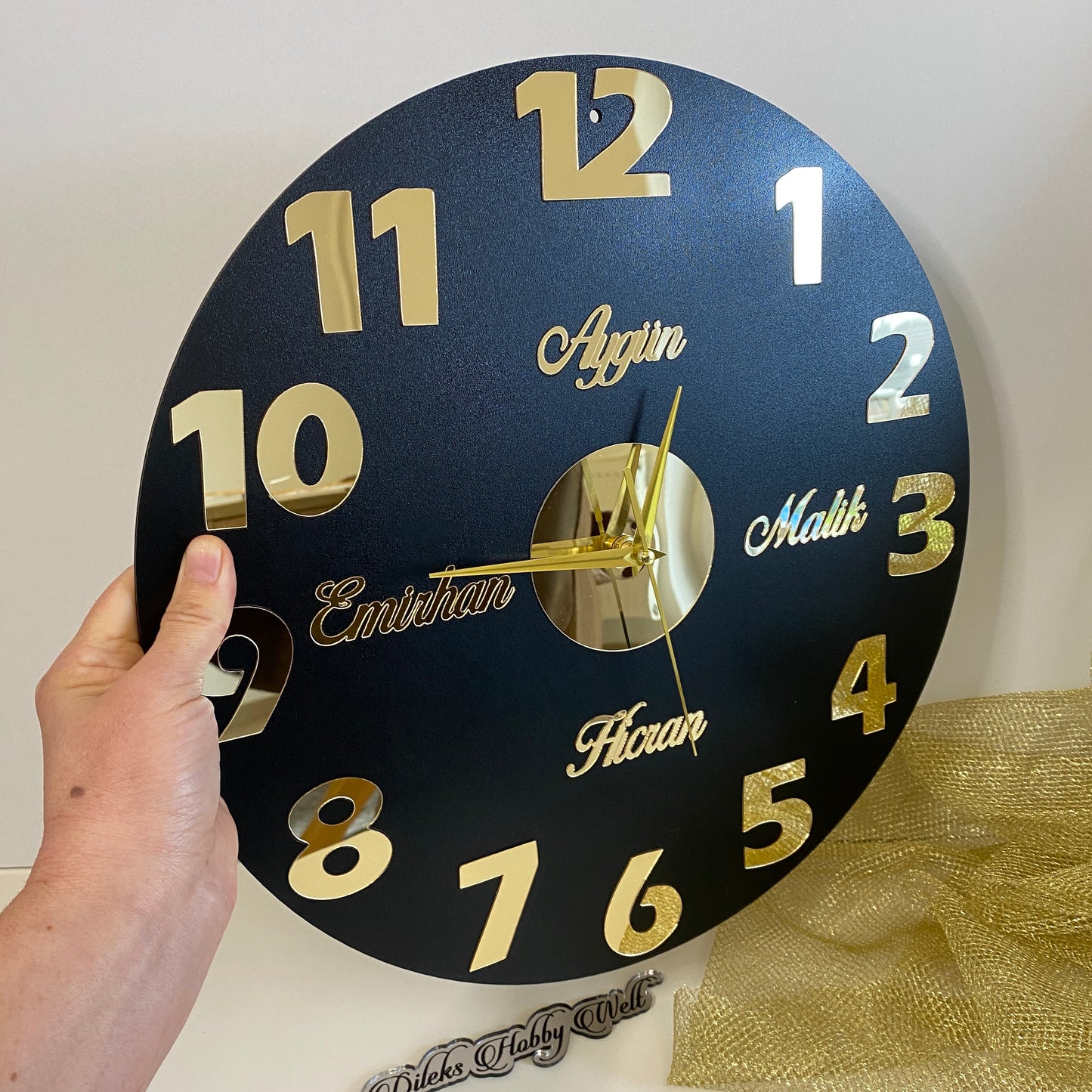 Wanduhr Schwarz - mit Zahlen & Fahne