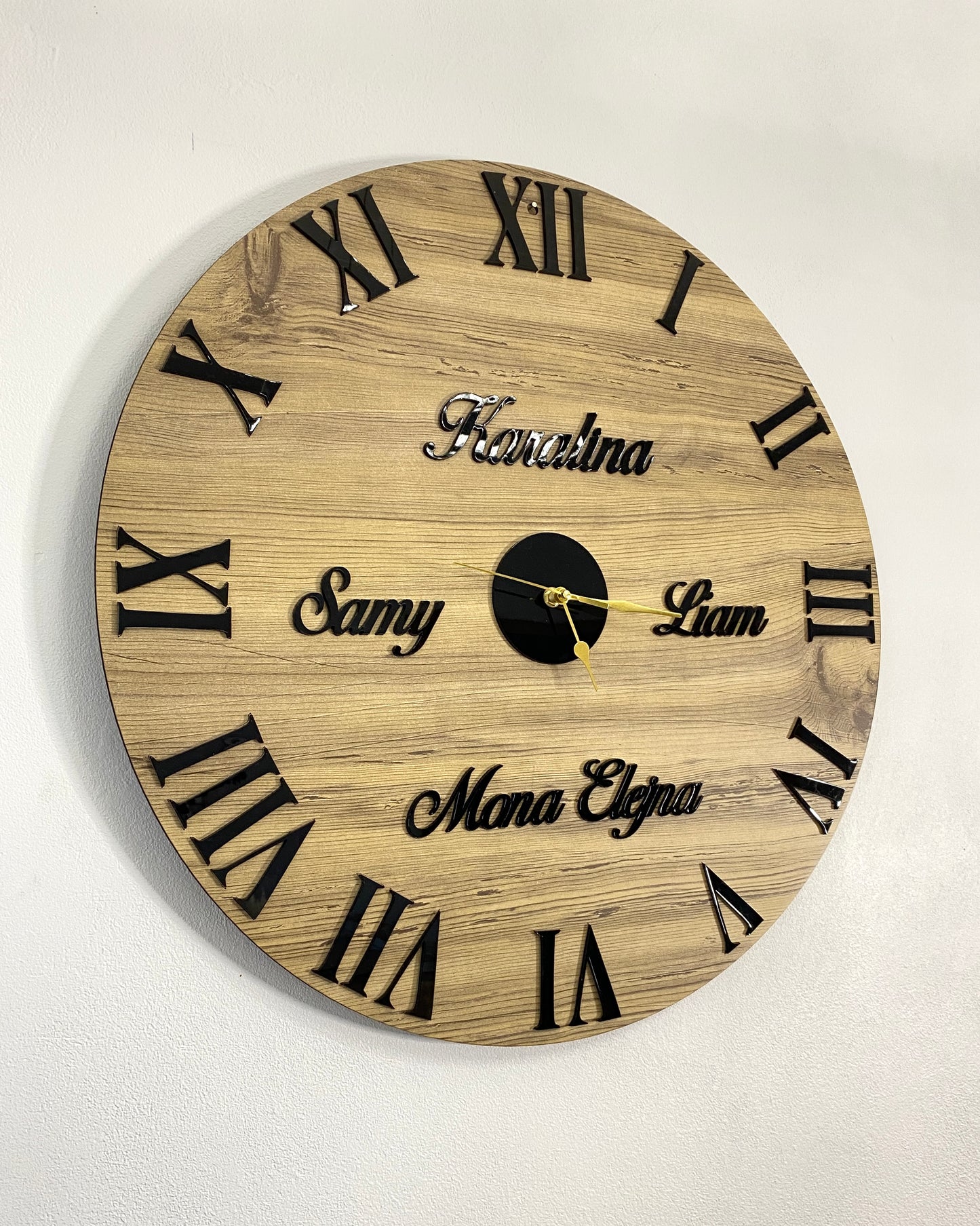 Wanduhr mit Namen in Holz - Römische Zahlen