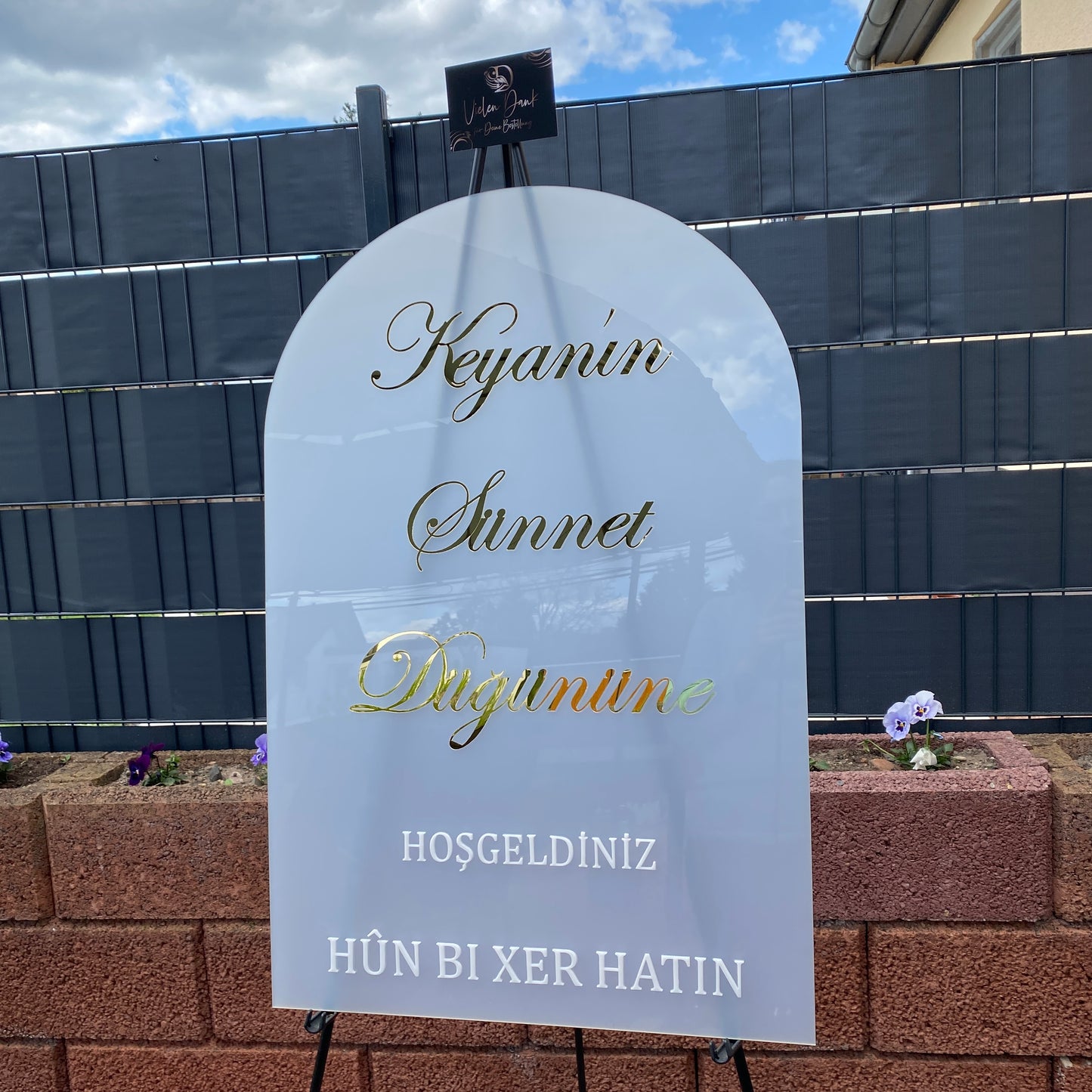 Willkommensschild aus Milchglas