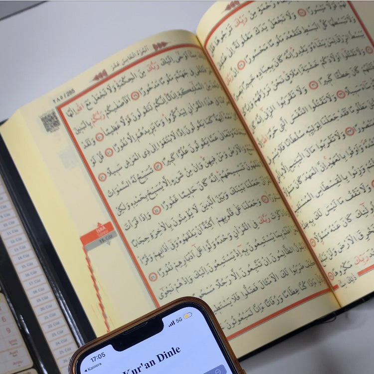 Personalisierter Kaaba Design Samt Koran