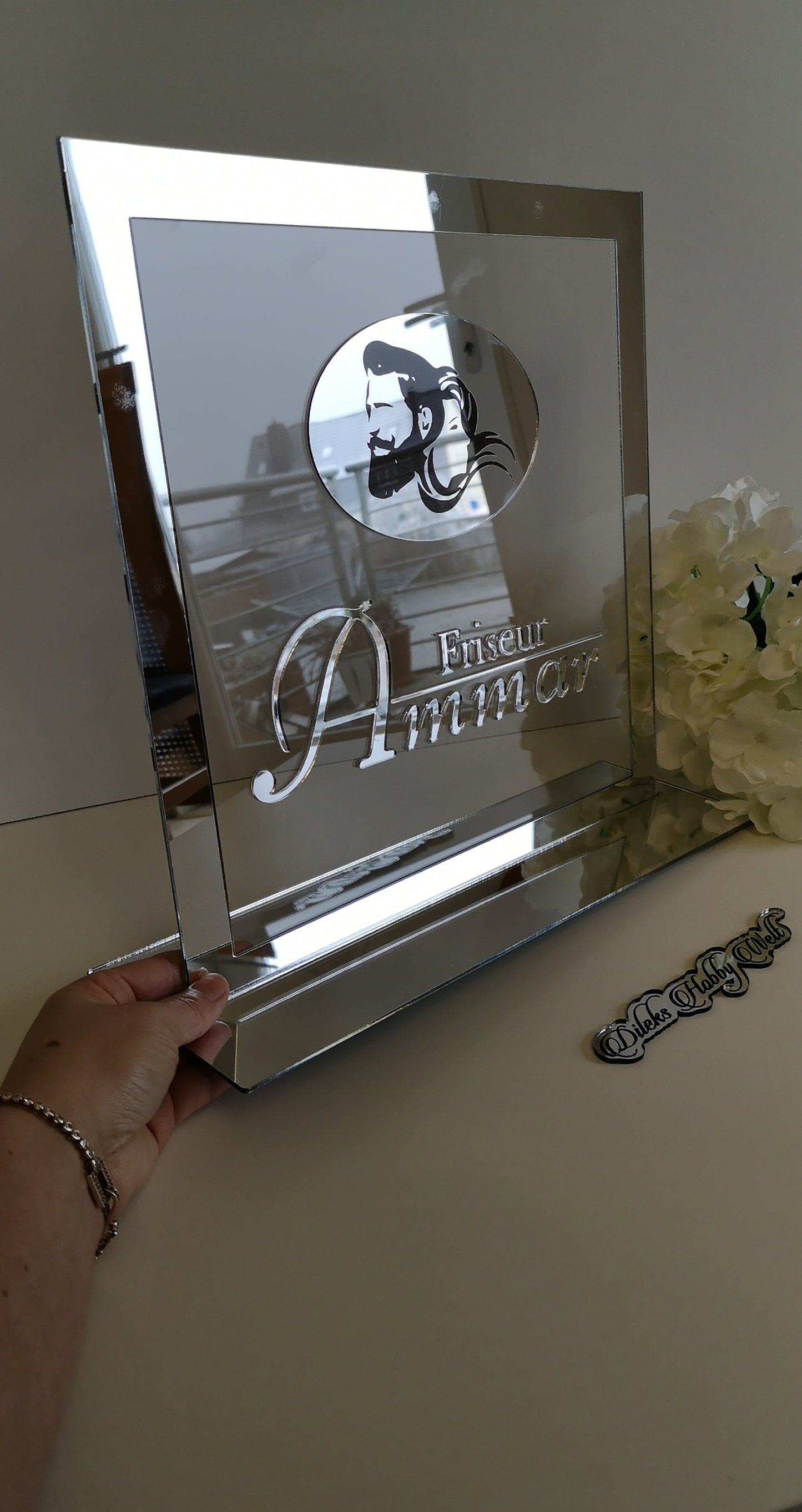 Namensaufsteller mit Logo Friseursalon