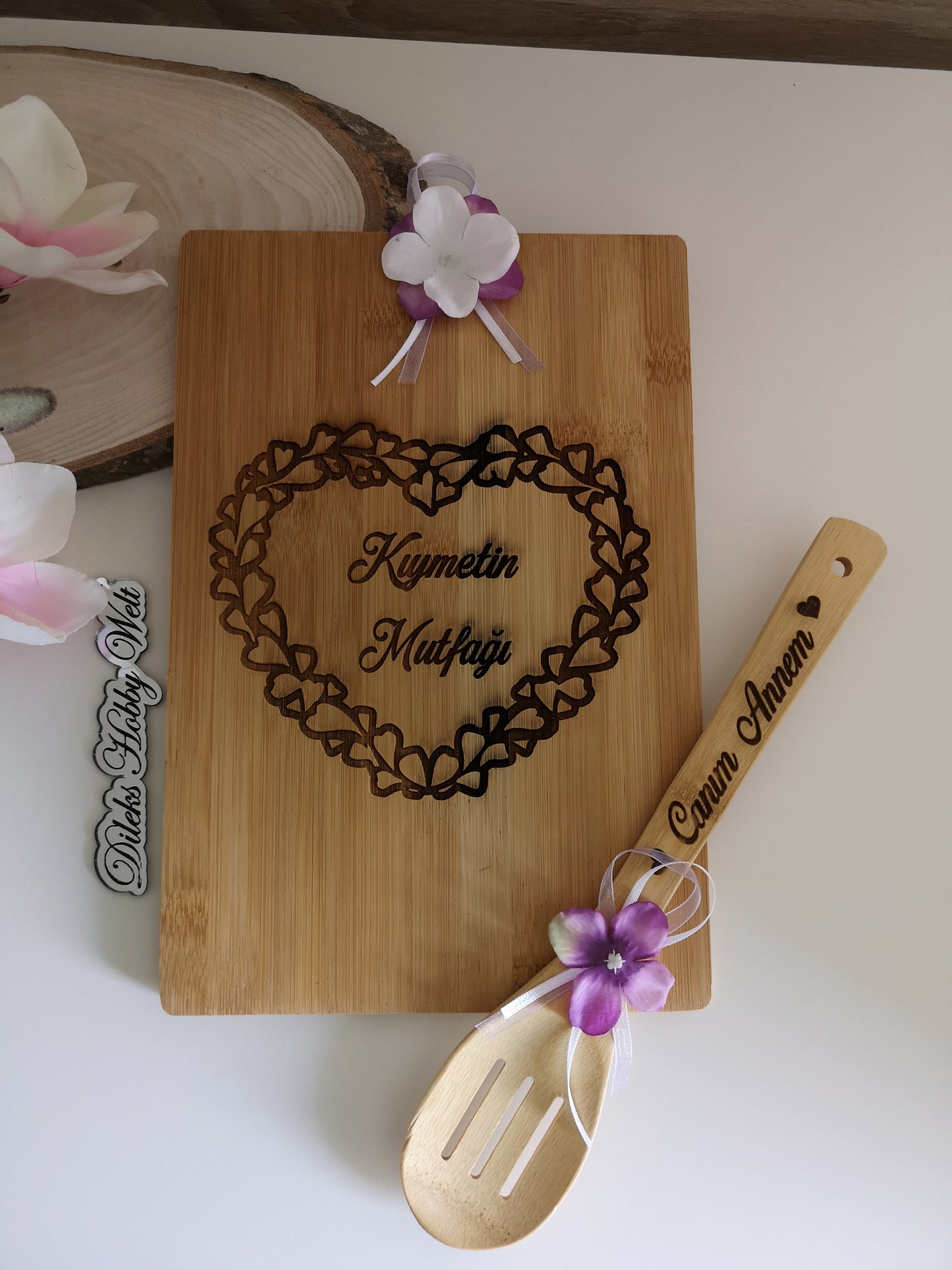 Schneidebrett Muttertag mit Herzgravur und Blumen