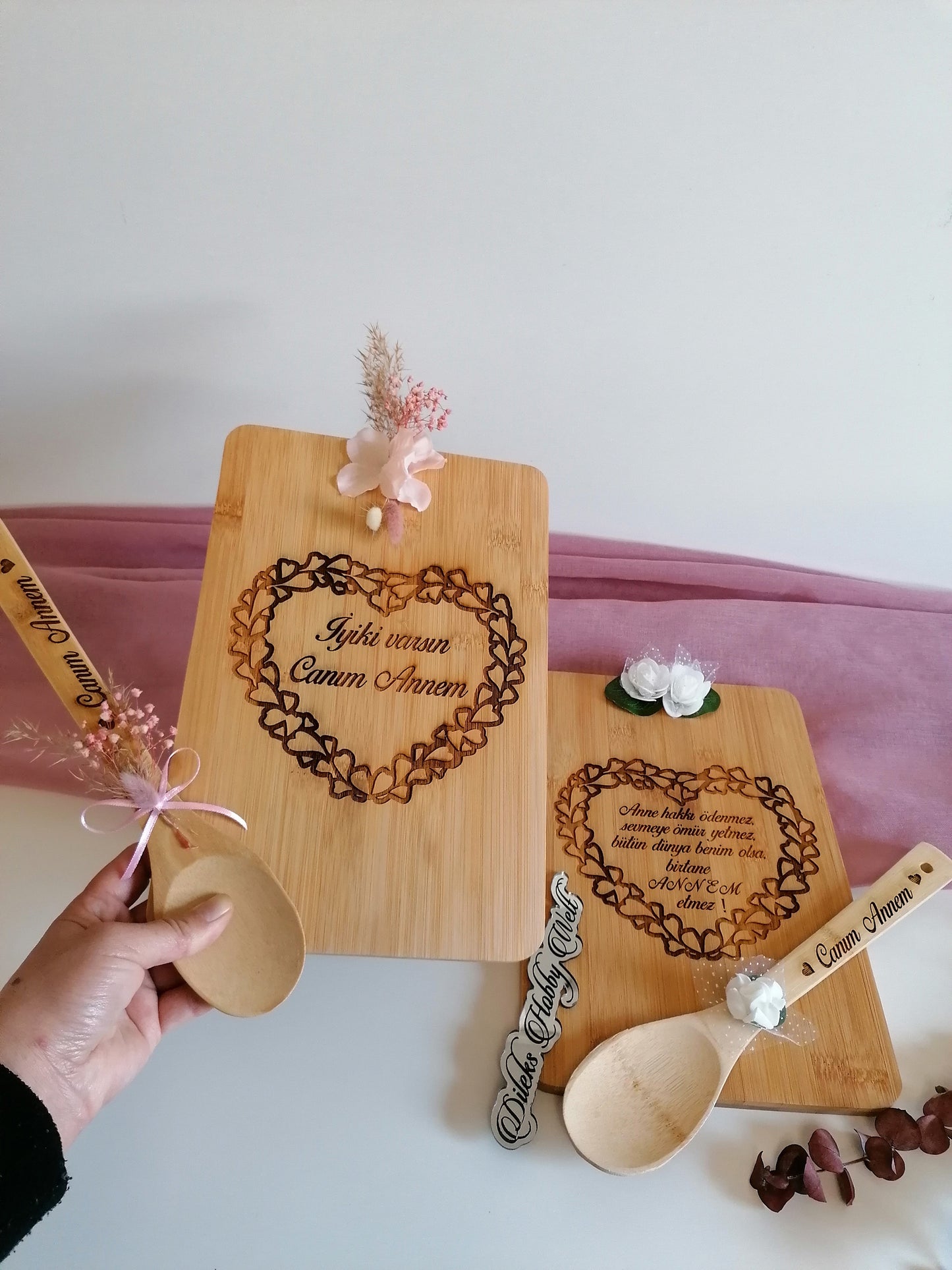 Schneidebrett Muttertag mit Herzgravur und Blumen