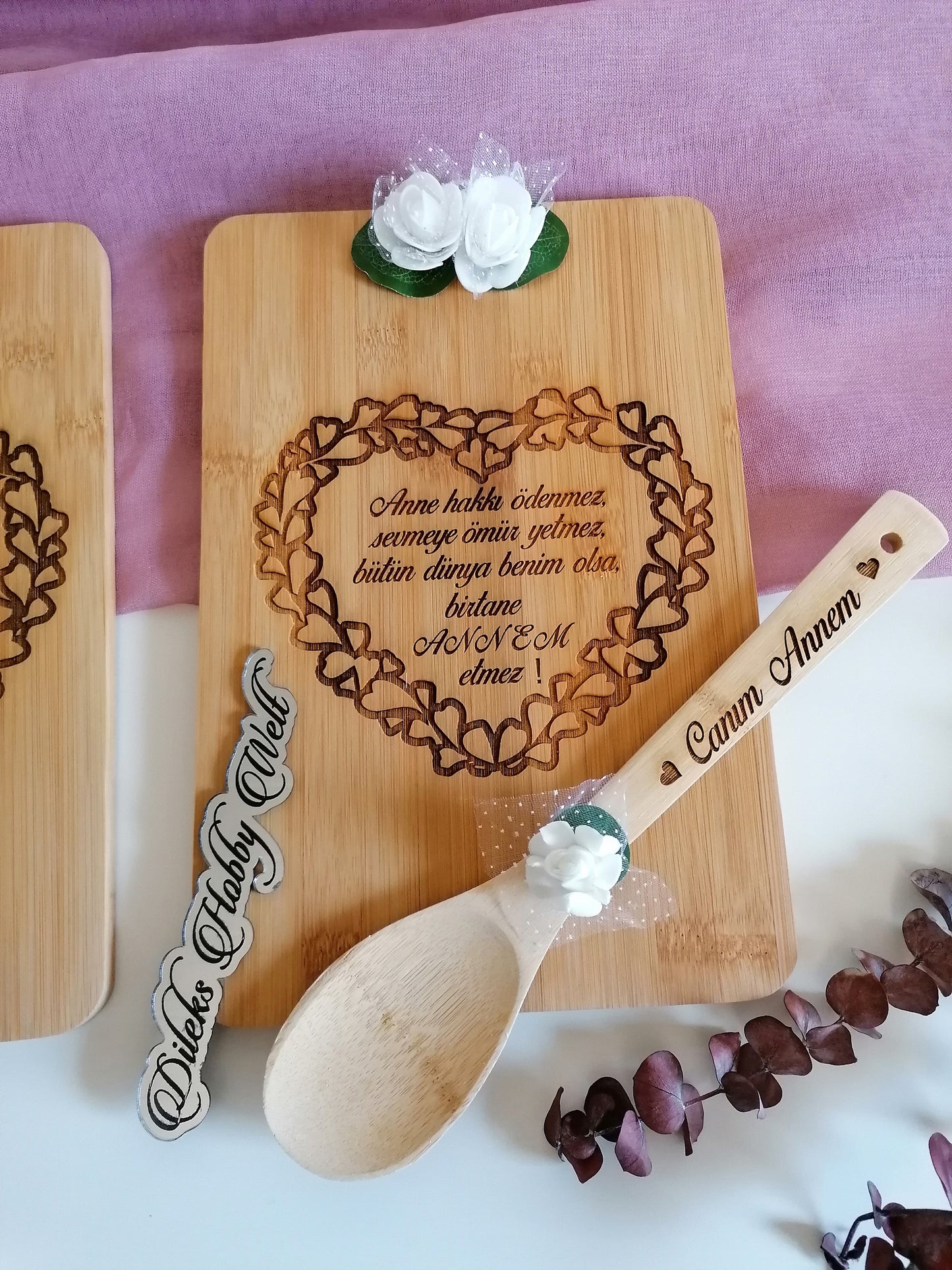 Schneidebrett Muttertag mit Herzgravur und Blumen