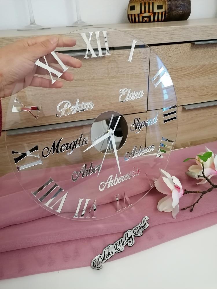 Wanduhr mit Namen in Transparent - Römische Zahlen