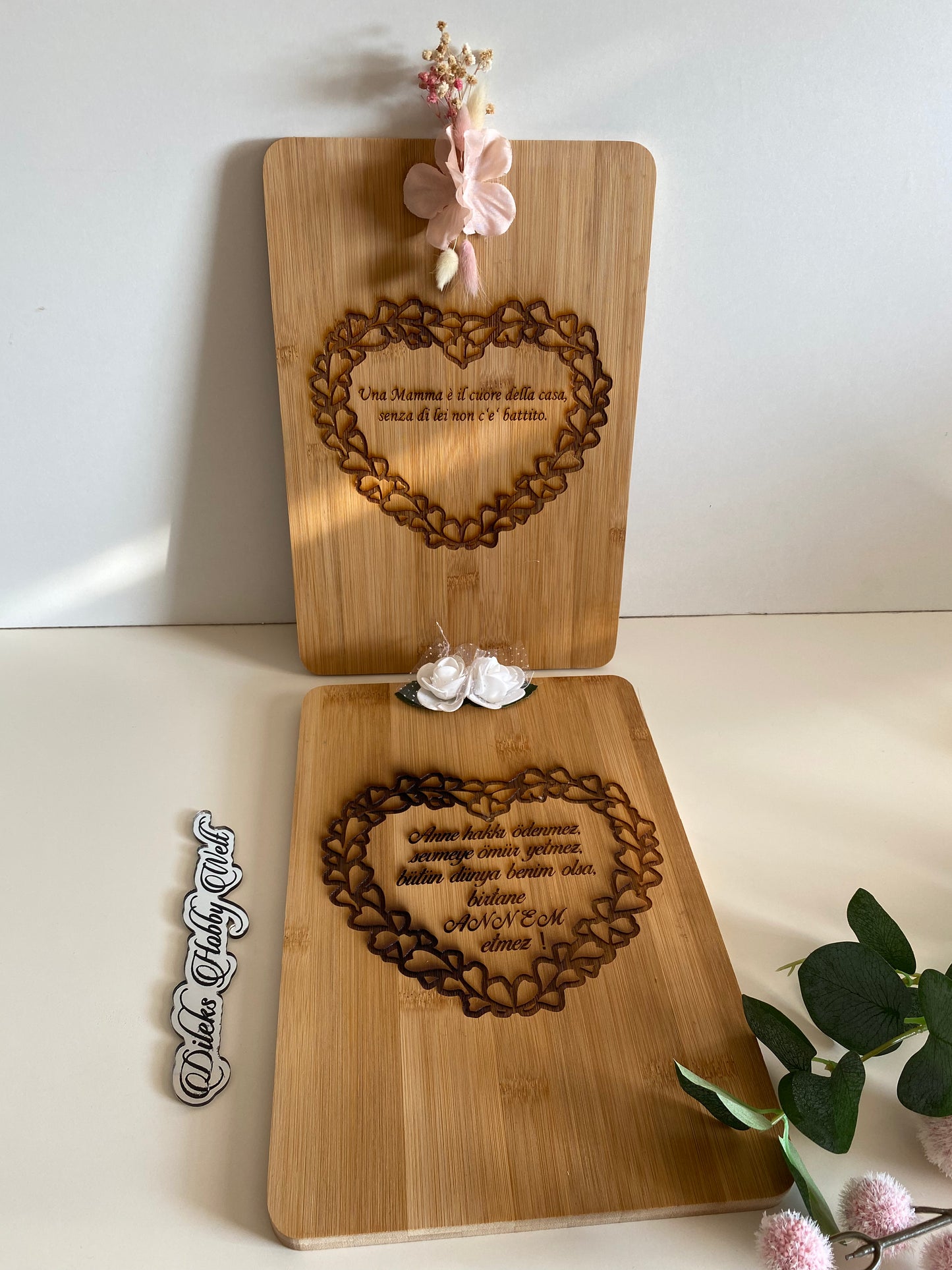 Schneidebrett Muttertag mit Herzgravur und Blumen