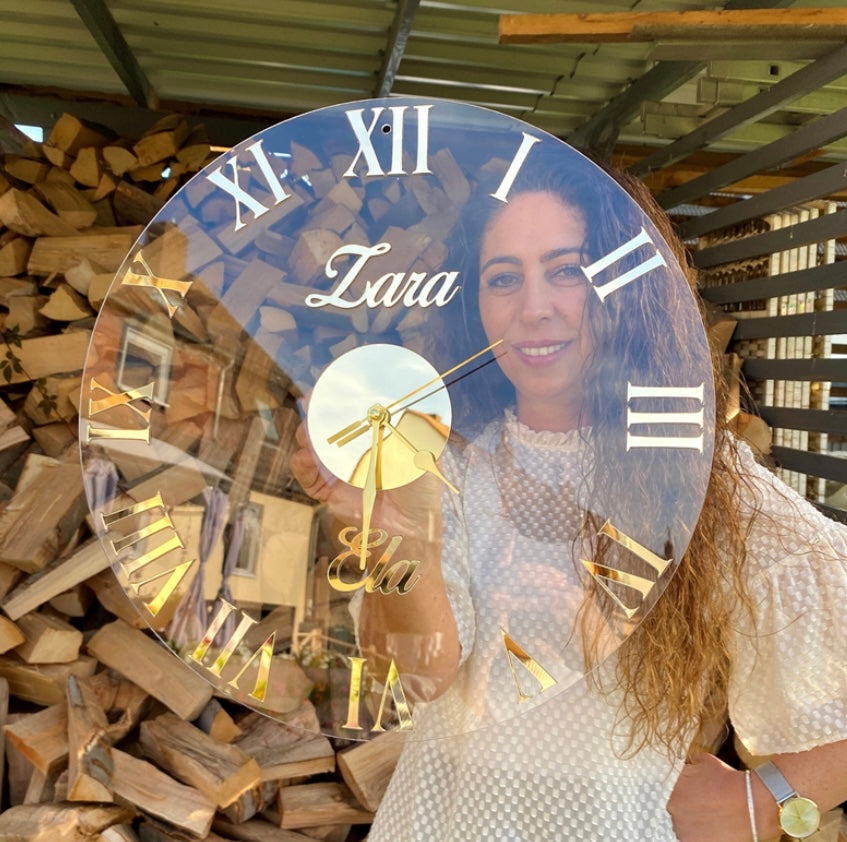 Wanduhr mit Namen in Transparent - Römische Zahlen