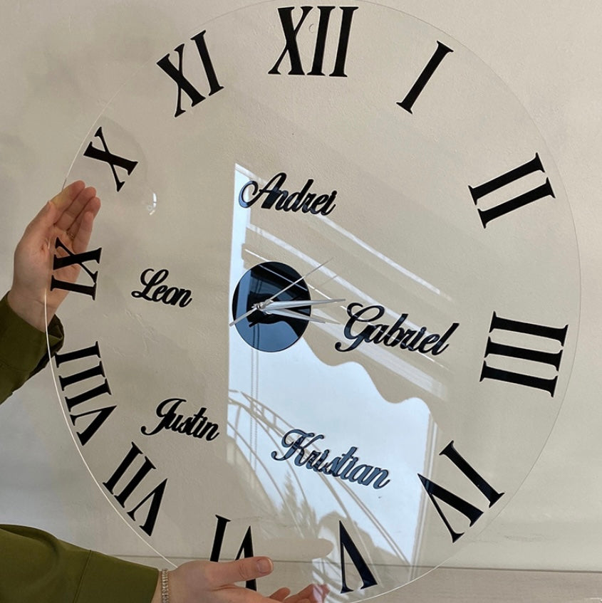 Wanduhr mit Namen in Transparent - Römische Zahlen