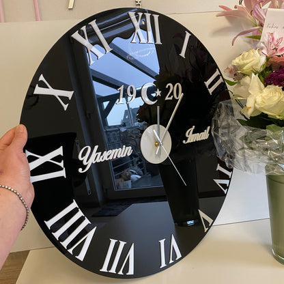 Wanduhr Hochglanz- Schwarz mit römische Zahlen