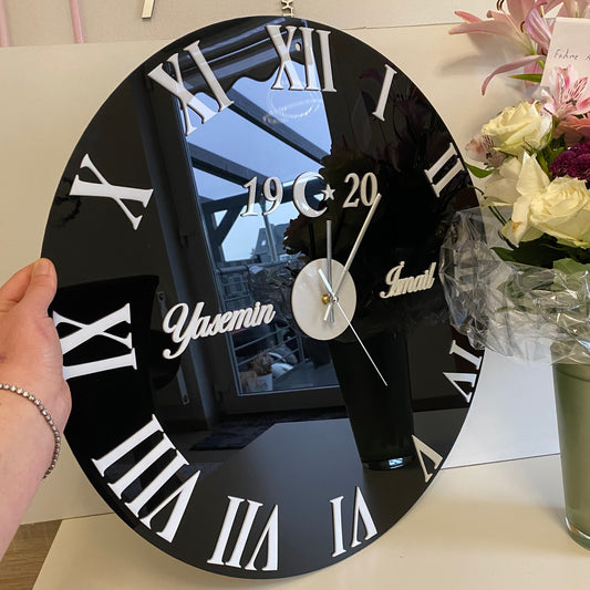 Wanduhr Hochglanz- Schwarz mit römische Zahlen