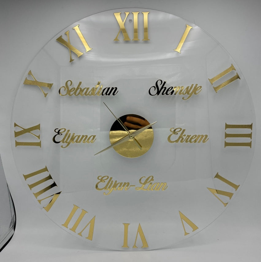 Wanduhr mit Namen in Transparent - Römische Zahlen