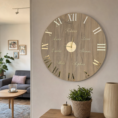 Wanduhr mit Namen in Holz - Römische Zahlen