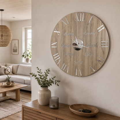 Wanduhr mit Namen in Holz - Römische Zahlen