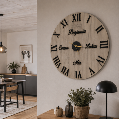 Wanduhr mit Namen in Holz - Römische Zahlen