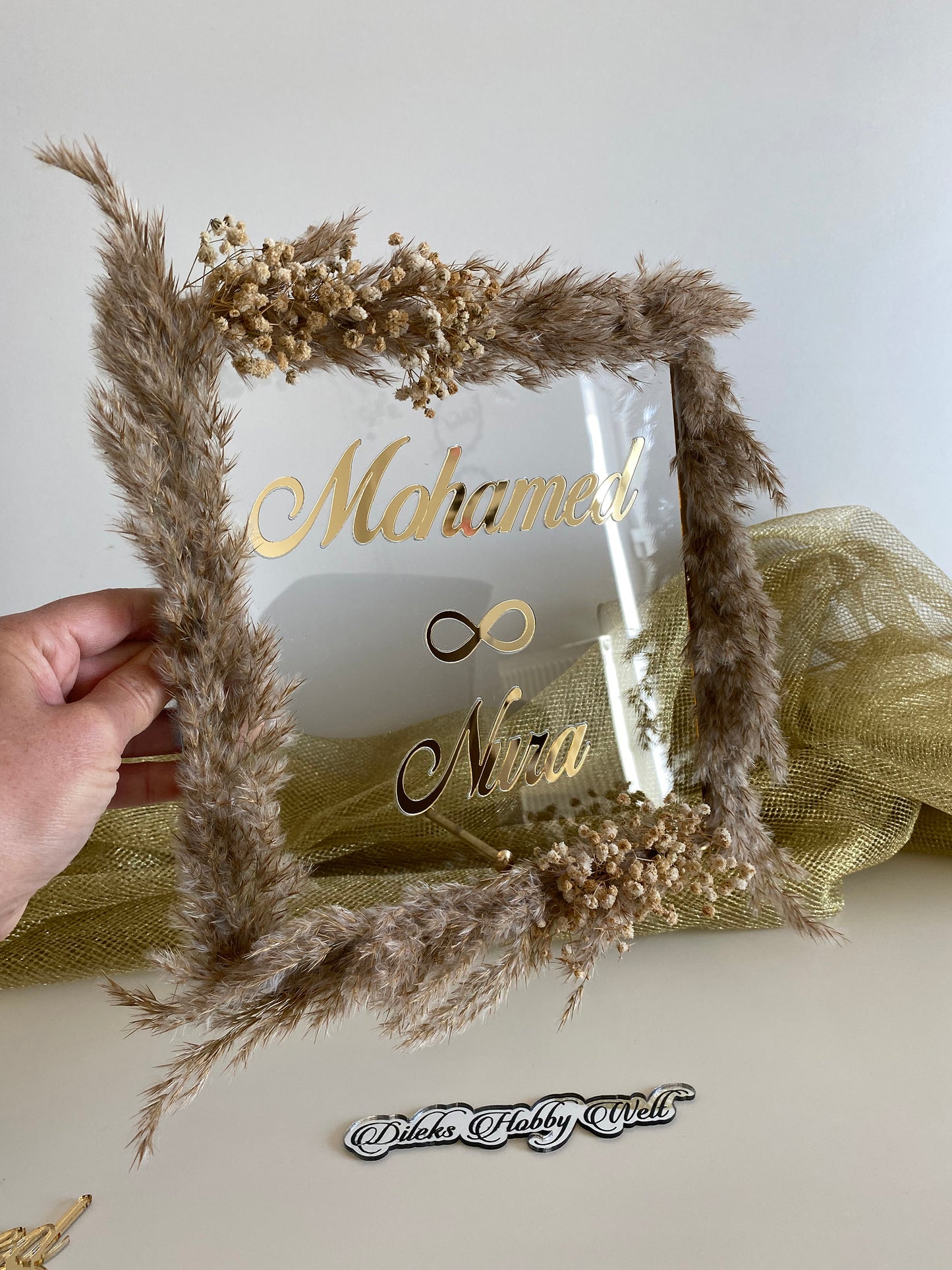 Namensaufsteller mit Trockenblumen quadratisch