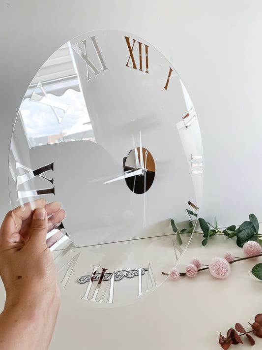 Wanduhr mit Namen in Transparent - Römische Zahlen
